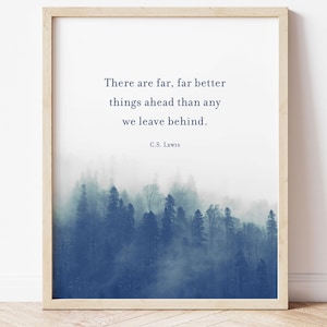 Op de afbeelding: Een ingelijste kunstdruk met een donkerblauw, mistig boslandschap aan de onderkant en het citaat "There are far, far better things ahead than any we leave behind. C.S. Lewis" in zwarte tekst op een witte achtergrond.