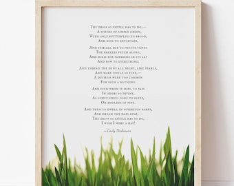 Op de afbeelding: Een ingelijste print met het gedicht The Grass So Little Has To Do van Emily Dickinson in een zwart schreeflettertype op een witte achtergrond, met een foto van groene grassprieten onderaan en de tekst YOUR CUSTOM QUOTE bovenaan.
