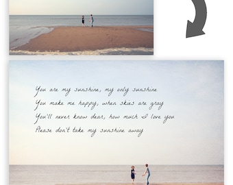 Pode incluir: Uma impressão retangular com uma cena de praia onde duas figuras estão na areia perto do oceano. O texto diz: You are my sunshine, my only sunshine. You make me happy, when skies are gray. You'll never know dear, how much I love you. Please don't take my sunshine away.