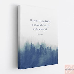 Op de afbeelding: Een rechthoekig canvas wandkunstwerk met een mistig, donkerblauw boslandschap aan de onderkant, dat overgaat in een witte achtergrond aan de bovenkant. De tekst luidt: There are far, far better things ahead than any we leave behind. C.S. Lewis.