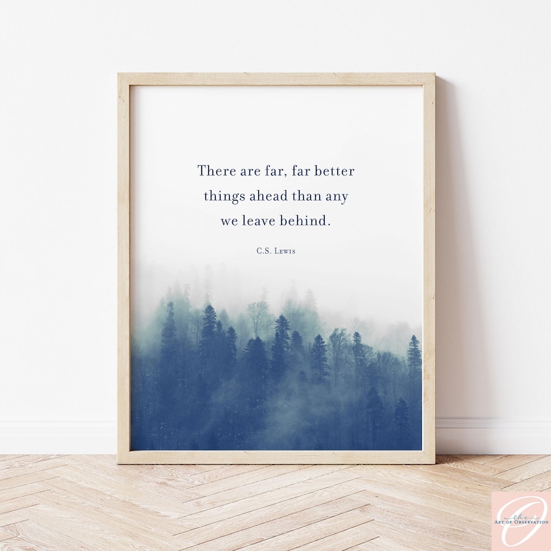 Op de afbeelding: Een ingelijste kunstdruk met een donkerblauw, mistig boslandschap aan de onderkant en het citaat "There are far, far better things ahead than any we leave behind. C.S. Lewis" in zwarte tekst op een witte achtergrond.