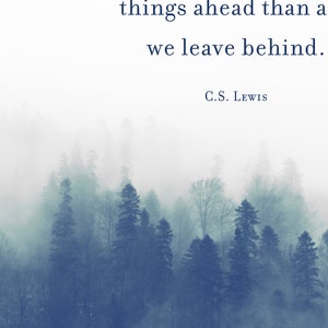 Op de afbeelding: Een wanddecoratie met een mistig, blauwachtig bos van naaldbomen. De tekst luidt: There are far, far better things ahead than any we leave behind. C.S. Lewis. Het ontwerp bevat donkerblauwe letters op een witte achtergrond.