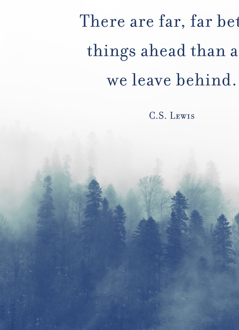 Op de afbeelding: Een wanddecoratie met een mistig, blauwachtig bos van naaldbomen. De tekst luidt: There are far, far better things ahead than any we leave behind. C.S. Lewis. Het ontwerp bevat donkerblauwe letters op een witte achtergrond.