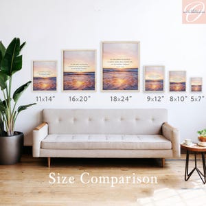 Op de afbeelding: Zes ingelijste wandkunstprints met een zonsondergang op zee en de tekst In the midst of winter, I found there was, within me, an invincible summer. De formaten vari&euml;ren van 13x18 cm tot 46x61 cm, getoond boven een beige bank.