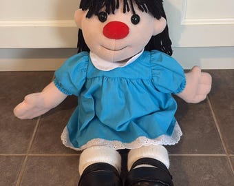 Vintage Commonwealth Molly Big Comfy Couch Doll uit 1995, een grote, comfortabele pluche stoffen pop van 43 cm (17 inch).