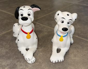 ミニチュアセラミック製ダルメシアン犬、寝そべった動物の赤ちゃん