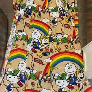 Vintage Charlie Brown Snoopy Rainbow Race Day Gardinkappa Snöflingor