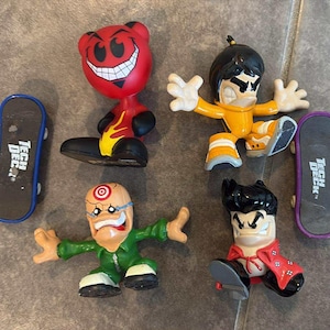 Vintage 2003 4 Tech Deck Dudes Lot Skater Figures & 2 boards