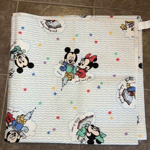 Manta infantil vintage de Disney Babies con Mickey, Minnie Mouse y Pluto.