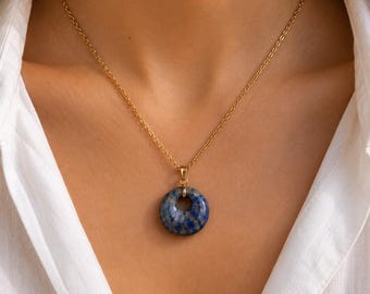 ラピスラズリのドーナツ型ペンダントネックレス、ブルーストーンネックレス、ゴールドチェーンネックレス、天然石ジュエリー、ボヘミアン風クリスタルネックレス（女性へのギフト）