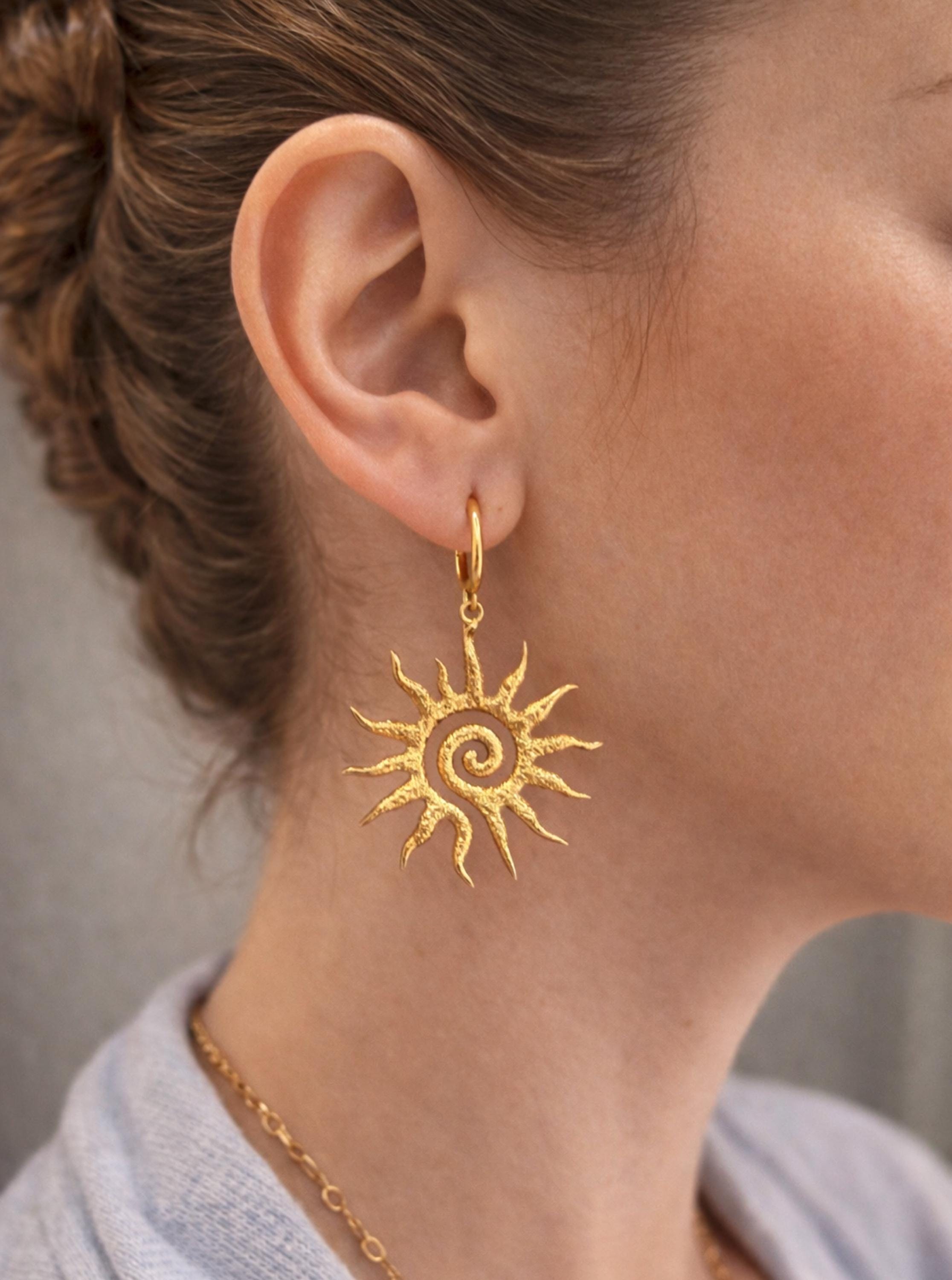 Leuke goudkleurige oorbellen met een zon | Waterproof & zomers – Jewels by Lynn Leuke goudkleurige oorbellen met een zon | Waterproof & zomers – Jewels by Lynn