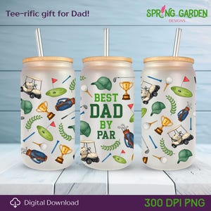 Könnte beinhalten: Drei Glasbecher mit Bambusdeckeln und Strohhalmen, verziert mit Golf-Illustrationen. Das Design umfasst Golfwagen, Trophäen, Golfbälle und den Text "Best Dad by Par". Der Satz "Tee-rific gift for Dad!" ist ebenfalls vorhanden.