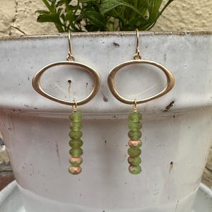 Orecchini pendenti in oro // Orecchini con perline di vetro e oro // Orecchini verdi e oro