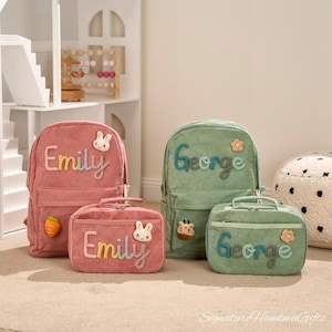 Peut inclure: Ensemble de sacs à dos et de sacs à lunch en velours côtelé rose et vert. L'ensemble rose porte le nom "Emily" et une application de carotte. L'ensemble vert porte le nom "George" et une application de girafe. Chaque sac a un appliqué de lapin ou de fleur assorti.