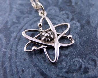 Zilveren atoomketting: alleen sterlingzilveren atoombedel aan een fijne sterlingzilveren kabelketting of bedel