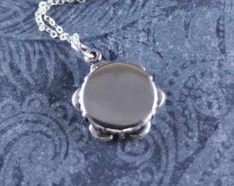 Zilveren tamboerijnketting: alleen sterlingzilveren tamboerijnbedel aan een fijne sterlingzilveren kabelketting of bedel
