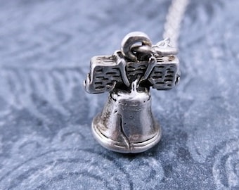 Collar con colgante de campana de la libertad en plata de ley: colgante de campana de la libertad en plata de ley con delicada cadena de plata de ley o solo el colgante.