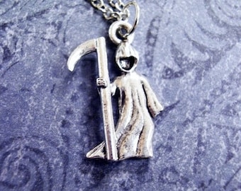 Ciondolo Grim Reaper in argento sterling con catena in argento da 18, bigiotteria gotica di Halloween ricca di dettagli, collana simbolo della morte - Italia Ciondolo Grim Reaper in argento sterling con catena in argento da 18, bigiotteria gotica di Halloween ricca di dettagli, collana simbolo della morte - Italia