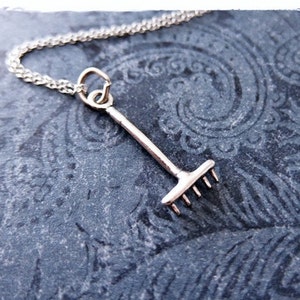 Silver Rake Halskette - Sterling Silber Rake Charm an einer zarten Sterling Silber Kabelkette oder Anhänger
