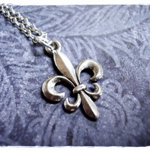 Collar de flor de lis de plata - Dije de flor de lis de peltre antiguo en una delicada cadena tipo cable de acero inoxidable o solo dije