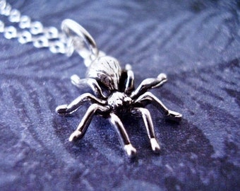 Winzige Vogelspinne Halskette - Sterling Silber Spinne Anhänger auf einer zarten Sterling Silber Kabel Kette oder Anhänger