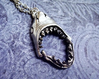 Collar de mandíbulas de tiburón móvil: dije de mandíbulas de tiburón de peltre antiguo en una delicada cadena de cable de acero inoxidable o solo dije