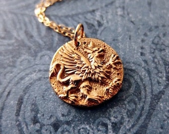 Gold Griffin Münze Halskette - Bronze Griffin Münze Anhänger an einer zarten 14kt Gold gefüllten Kabelkette oder Anhänger