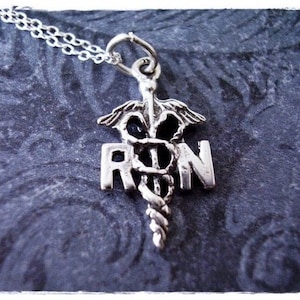 Collana in argento RN Caduceo - Ciondolo in argento Sterling RN Caduceo su una delicata catena a maglie in argento Sterling o solo ciondolo