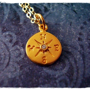 Collar de brújula con punta de diamante en oro de 24 kt: dije de brújula con punta de diamante bañado en oro mate en una cadena tipo cable rellena de oro de 14 kt o solo dije