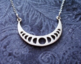 Collar con fases lunares en plata de ley: dije de fases lunares en plata de ley con una delicada cadena de plata de ley o solo el dije.