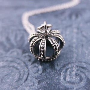 Collar de corona de plata: dije de corona de plata esterlina en una delicada cadena tipo cable de plata esterlina o solo dije