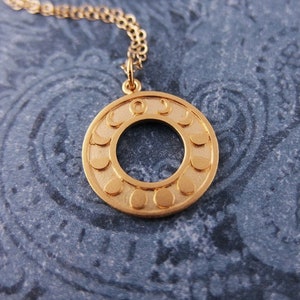 Collar redondo de fases lunares en oro - Charm redondo de fases lunares bañado en oro mate de 24 kt en una delicada cadena tipo cable rellena de oro de 14 kt o solo charm