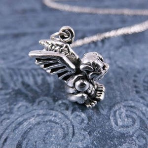 Zilveren gargoyle-ketting: alleen sterlingzilveren gargoyle-bedel aan een fijne sterlingzilveren kabelketting of bedel