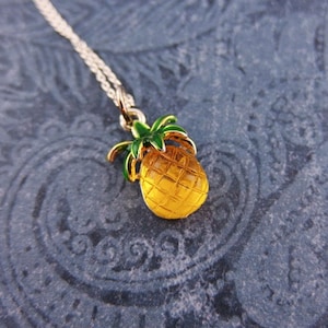 Collar de piña amarilla: dije de piña bañado en plata y resina amarilla en una delicada cadena tipo cable de plata esterlina o solo dije