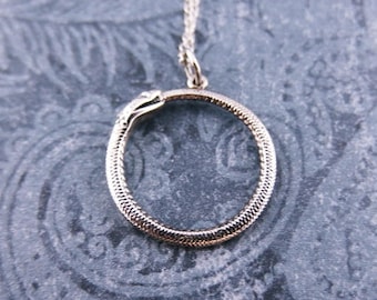 Collar Ouroboros de plata - Dije Ouroboros de plata esterlina en una delicada cadena tipo cable de plata esterlina o solo dije