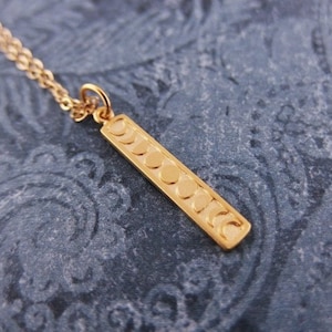 Collar de fases lunares verticales de oro - Dije de fases lunares verticales bañado en oro mate de 24 kt en cadena tipo cable rellena de oro de 14 kt o solo dije