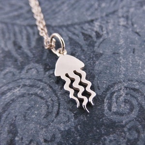 Winzige Qualle Halskette - Winziger Sterling Silber Qualle Anhänger an einer Zarten Sterling Silber Kabel Kette oder Anhänger