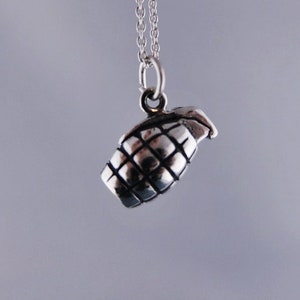 Collier grenade en argent - breloque grenade en argent sterling sur une délicate chaîne torsadée en argent sterling ou une breloque uniquement