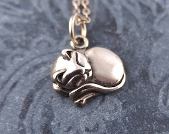 Collier petit chat endormi - breloque chat endormi en argent sterling sur une délicate chaîne torsadée en argent sterling ou une breloque uniquement