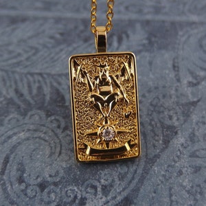 Collar de la carta del Tarot del Diablo en oro - Dije del Diablo de latón bañado en oro de 18 kt en una cadena tipo cable de acero inoxidable bañada en oro o solo dije