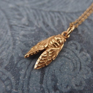 Collana con cicala in oro - Ciondolo con cicala in bronzo su una delicata catena a maglie riempita in oro 14 kt o solo ciondolo