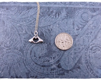 AKA Gioielli Collana Mani A Cuore – Argento 925 Rodiato, Regolabile, Made In Italy