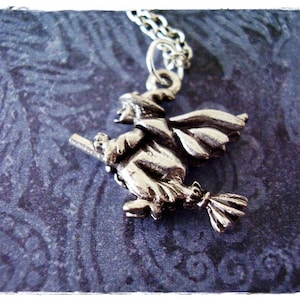 Collier sorcière sur manche à balai - breloque sorcière sur manche à balai en étain antique sur une chaîne torsadée en acier inoxydable délicate ou breloque uniquement