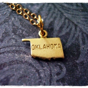 Winzige Gold Oklahoma State Halskette - Rohmessing Oklahoma State Anhänger an einer zarten 14kt Gold Filled Kabelkette oder Anhänger