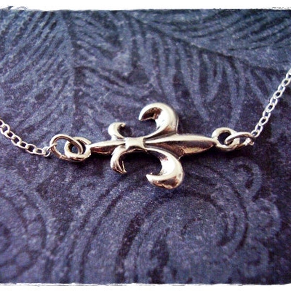 Collar con colgante de flor de lis lateral en plata de ley - Colgante de flor de lis en plata de ley con delicada cadena de eslabones de plata de ley o solo el colgante