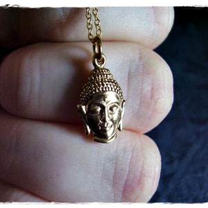 Collar con cabeza de Buda de oro: dije de cabeza de Buda de bronce en una delicada cadena tipo cable rellena de oro de 14 kt o solo dije