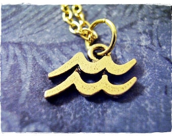 Collar con el signo zodiacal Acuario en oro: dije de Acuario en peltre dorado antiguo con una delicada cadena de eslabones chapada en oro o solo el dije.