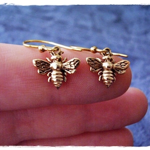 Petites boucles d&#39;oreilles abeille dorées - Boucles d&#39;oreilles pendantes abeille en bronze massif