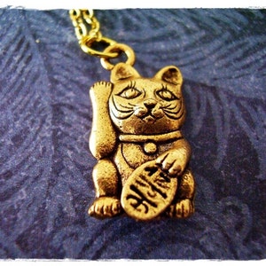 Gold Maneki Neko Glückskatze von Japan Halskette - Antiker Gold Zinn Maneki Neko Anhänger an einer zarten Vergoldeten Kabelkette oder Anhänger