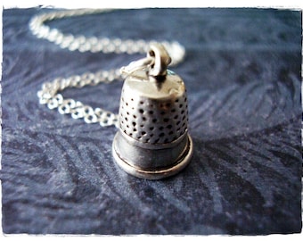 Collier dé à coudre en argent - breloque dé à coudre en argent sterling sur une chaîne torsadée ou une breloque en argent sterling délicate uniquement